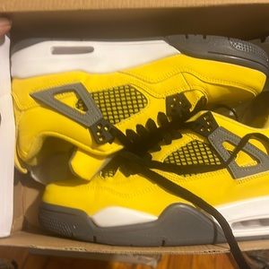 I’m selling a pair of Retro Lightning 4 Jordan’s
